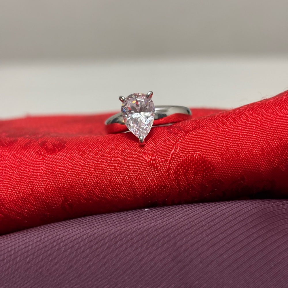 Elegant Silver Ring with Clear Gemstone
